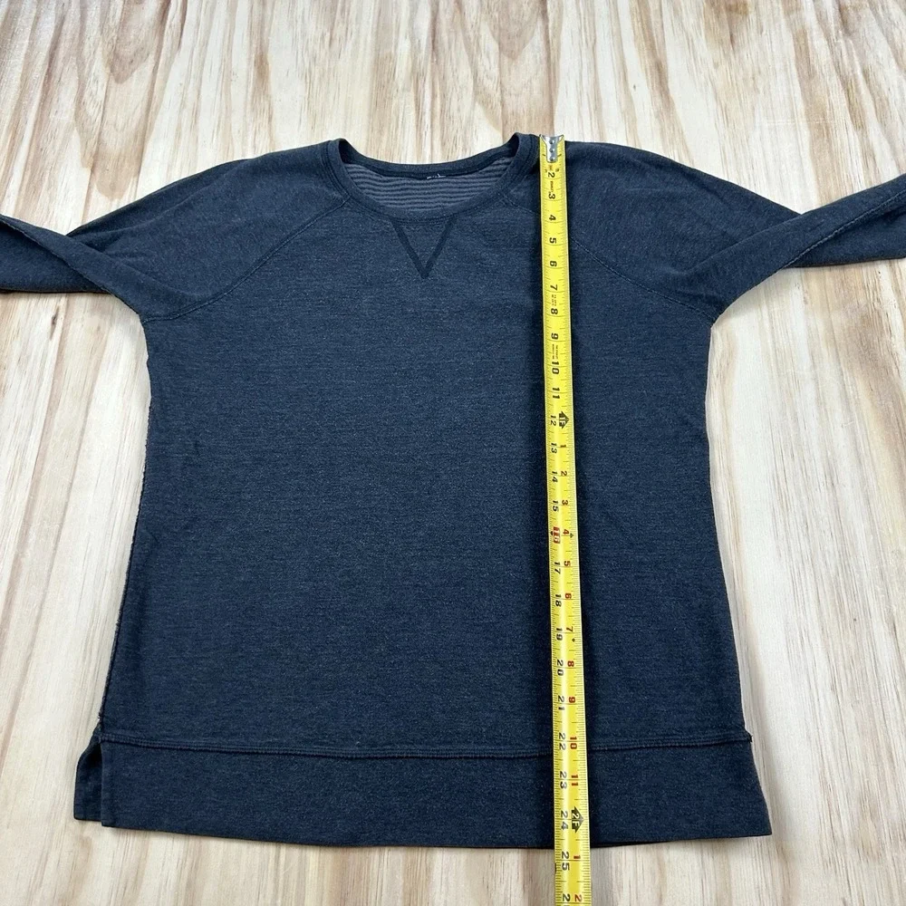 Lululemon Women's 8 Gray Reversible Lightweight Long Sleeve Crewneck Shirt
